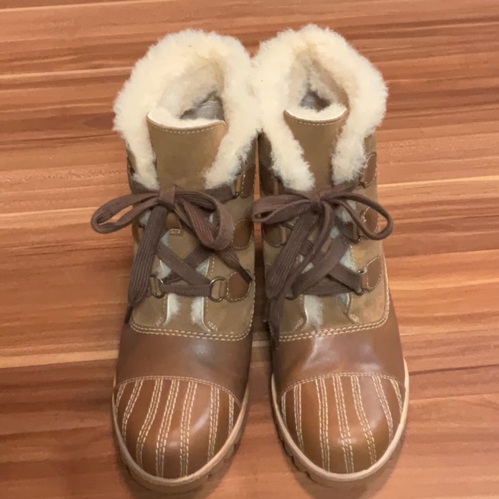 UGG Alasdair Tan Leather Winter Wedge Booties - Size 8.5